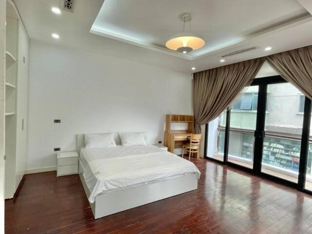 1 dormitorio con cama blanca y ventana grande en Cozy room close center and Ho Tay 671 p301, en Hanói