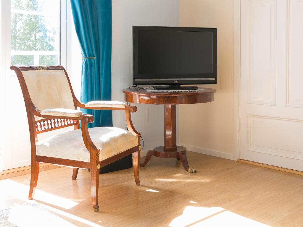 TV a/nebo společenská místnost v ubytování Varmland Hotel