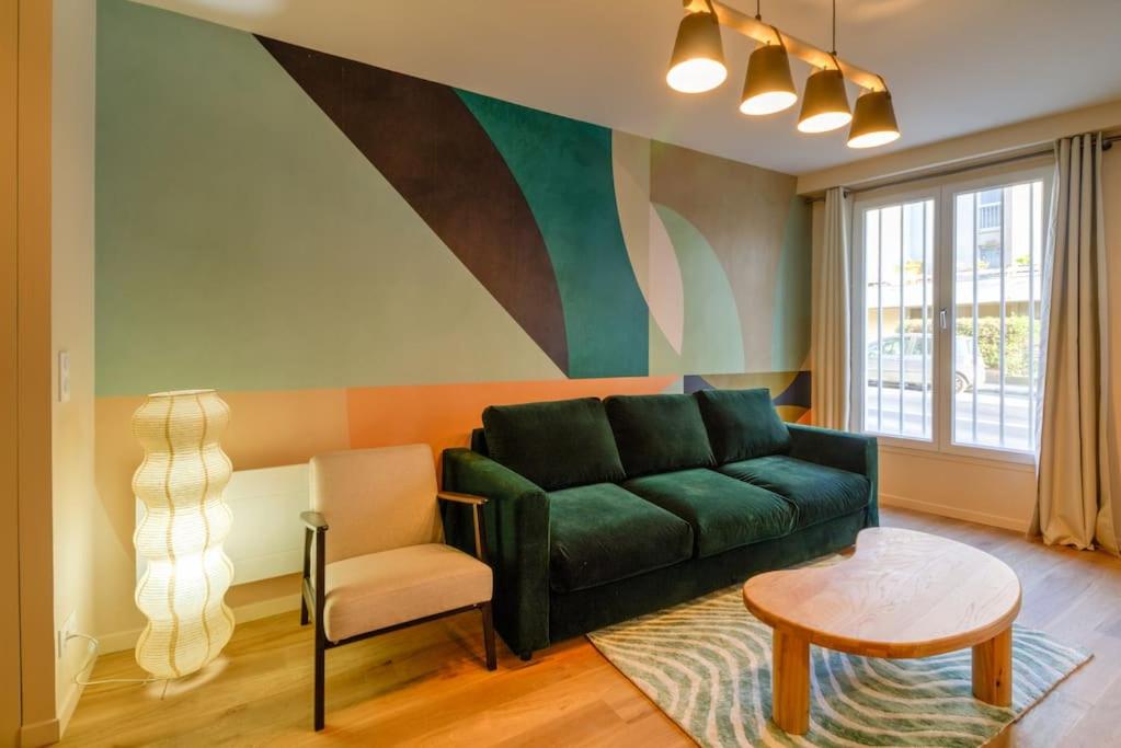 - un salon avec un canapé vert et une chaise dans l'établissement Appart 6Pers # Père Lachaise # Voltaire # Paris 11, à Paris