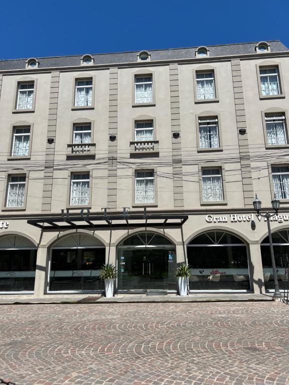 un gran edificio bronceado con ventanas en una calle en GRAN HOTEL VILLAGUAY en Villaguay