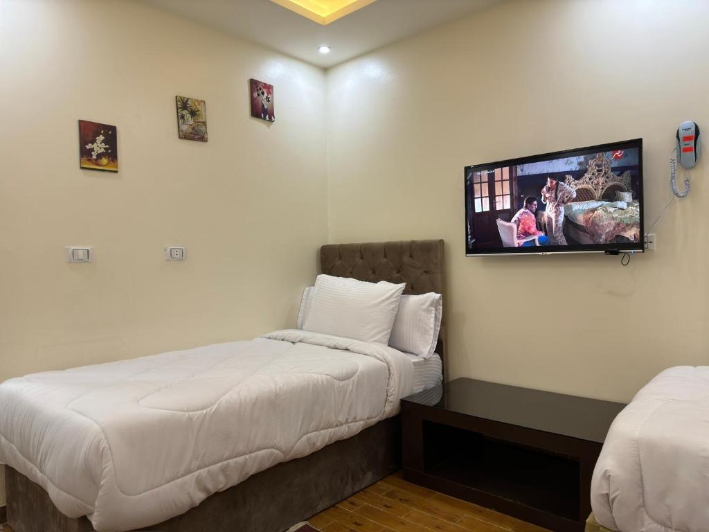 Postel nebo postele na pokoji v ubytování Pyramids Gardens Hotel