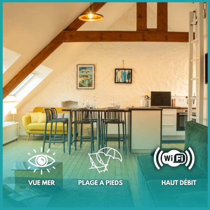 une cuisine avec une table et des chaises dans une pièce dans l'établissement Ar Bili/Vue mer/Wifi, à Crozon