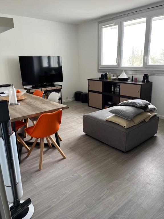 sala de estar con cama, mesa y sillas en STADE DECATHLON ARENA en Villeneuve d'Ascq
