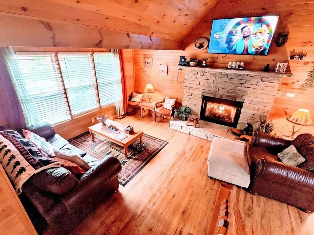 Et tv og/eller underholdning på Prime Mountain Cabin - Near Galinburg Downtown