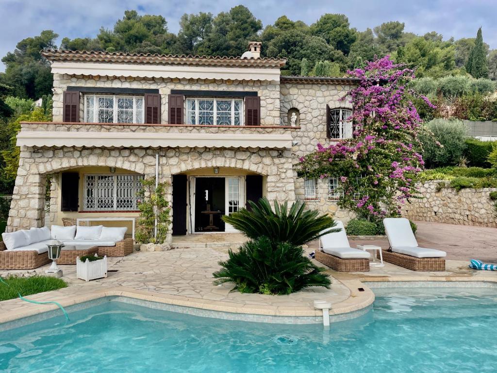 une villa avec piscine et une maison dans l'établissement Sea View Villa in the French Riviera, à La Colle-sur-Loup