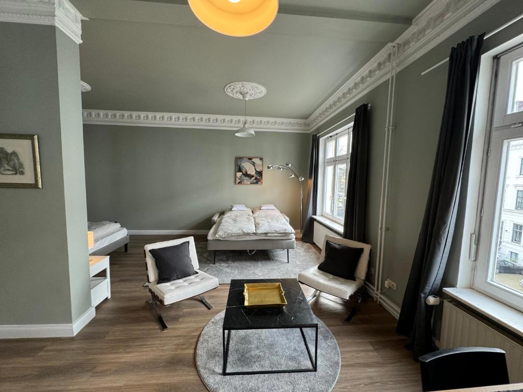 漢堡的住宿－Art Apartments，客厅配有床和桌子