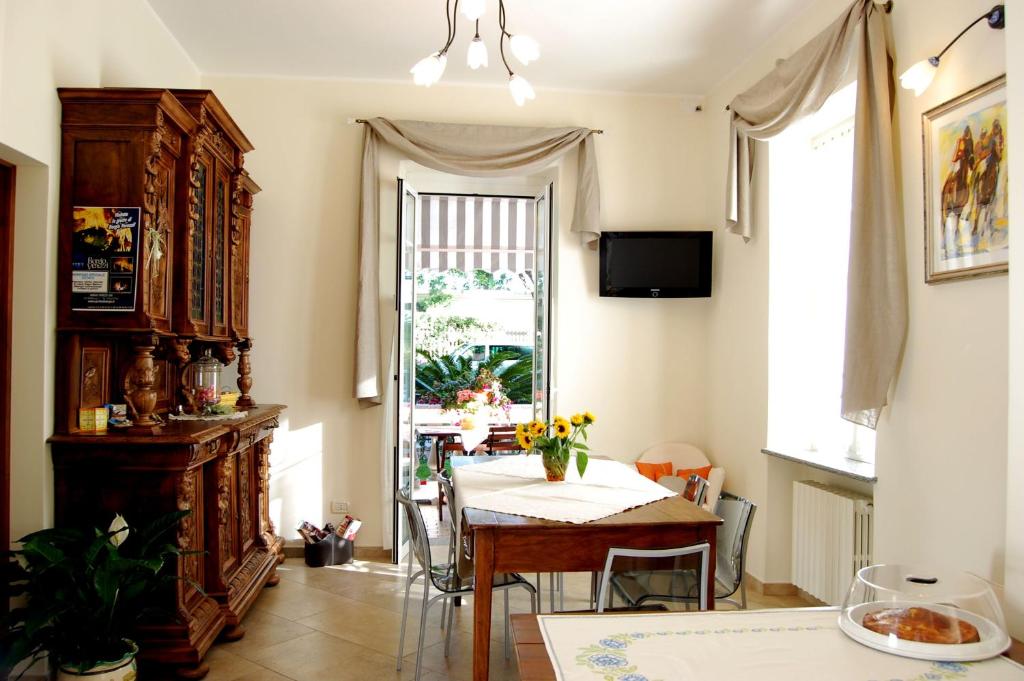 - un salon avec une table et une salle à manger dans l'établissement Il sogno di Jo a 50 mt dal mare, à Borgio Verezzi
