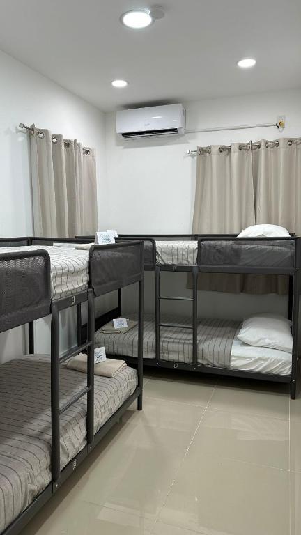 Postel nebo postele na pokoji v ubytování 203 Miami Shared Rooms for Men Central Comfortable, Affordable
