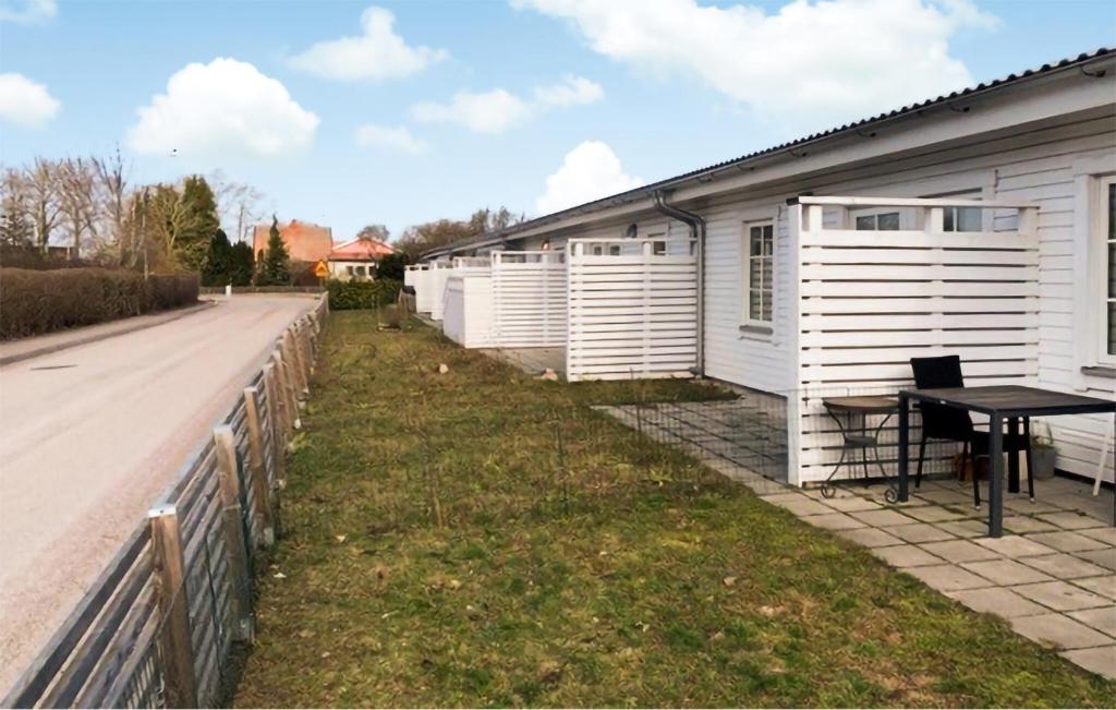 eine Reihe weißer Mobilheime neben einer Straße in der Unterkunft 2 Bedroom Amazing Home In Mrbylnga in Mörbylånga
