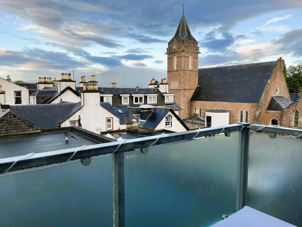 uma vista para uma cidade a partir do telhado de um edifício em Entire flat in Banchory, Aberdeenshire, Scotland em Banchory