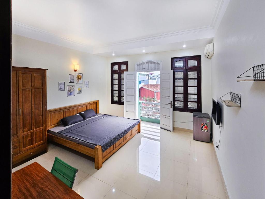 um quarto com uma cama e uma televisão em Hanoi Delight House em Hanói