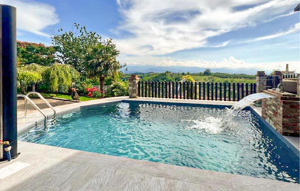 una piscina con una fuente de agua en Nice Home In Marsaglia Cn With Jacuzzi, en Belvedere Langhe