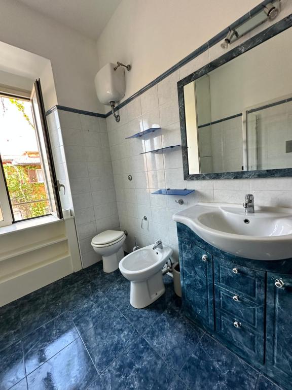 A bathroom at Vatican Color House
