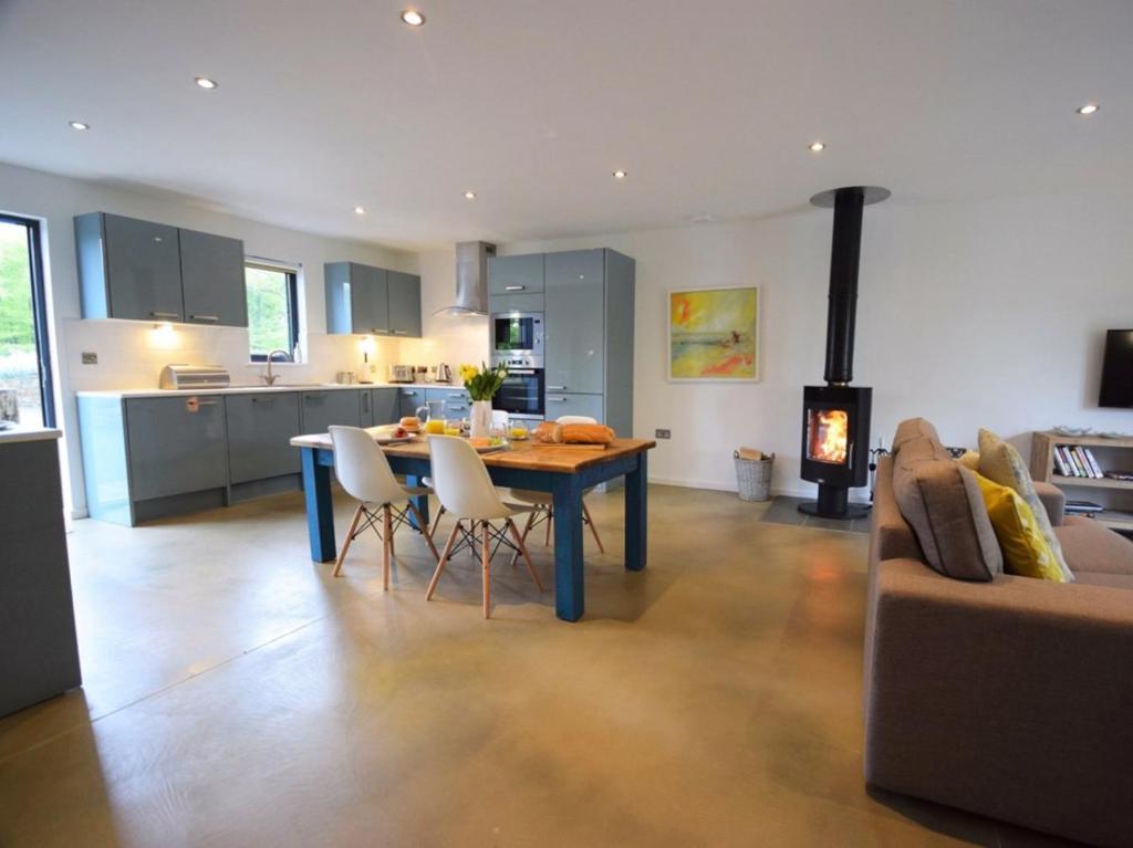cocina y sala de estar con mesa y sofá en Glebe Farm - West Putford, en Bradworthy