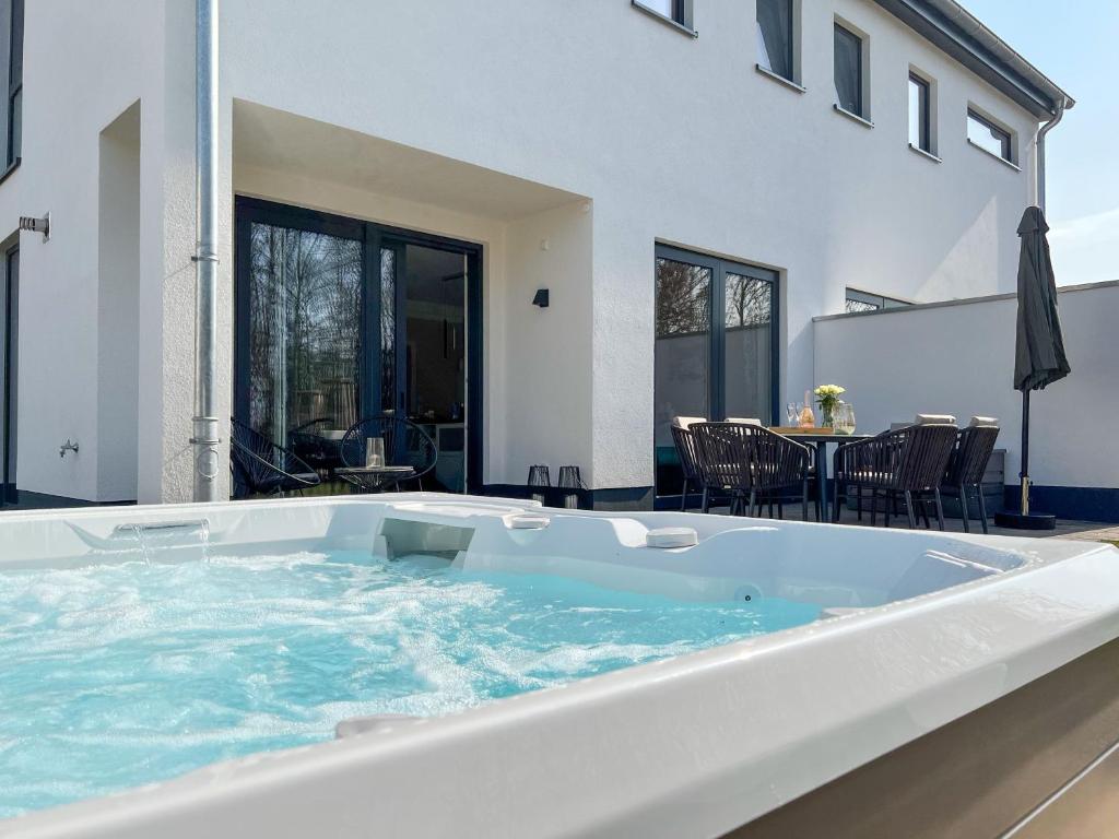 uma grande banheira no meio de uma casa em Luxus-Ferienhaus CASA SOL em Göhren-Lebbin