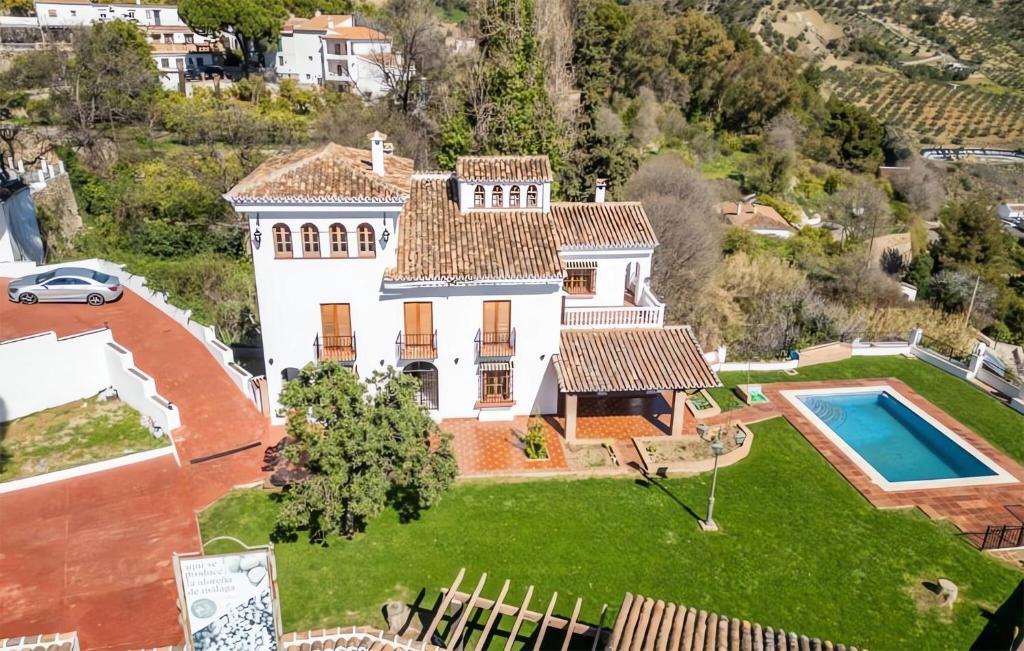 een luchtzicht op een huis met een zwembad bij Stunning Home In Casarabonela With Kitchen in Casarabonela