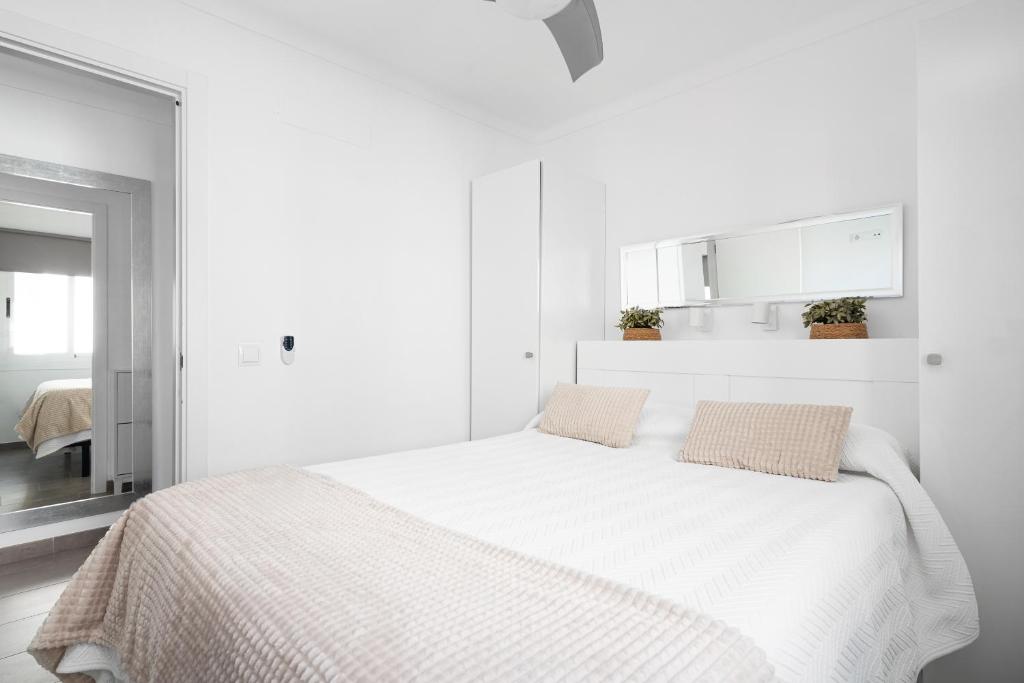 Posteľ alebo postele v izbe v ubytovaní Apartamento Concha junto a playa, CLAVELLS 1 1ER D