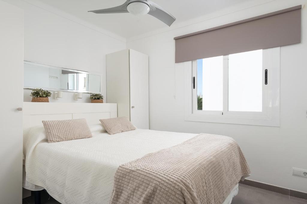 Posteľ alebo postele v izbe v ubytovaní Apartamento Concha junto a playa, CLAVELLS 1 1ER D