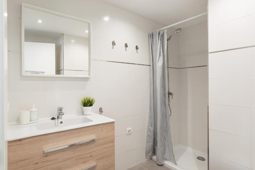 Kúpeľňa v ubytovaní Apartamento Concha junto a playa, CLAVELLS 1 1ER D