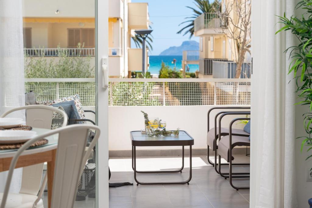 アルクーディアにあるApartamento Concha junto a playa, CLAVELLS 1 1ER Dの海の景色を望むバルコニー(椅子、テーブル付)
