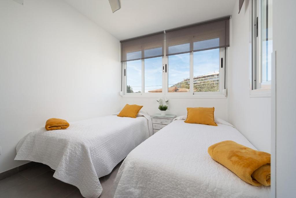 Posteľ alebo postele v izbe v ubytovaní Apartamento Concha junto a playa, CLAVELLS 1 1ER D
