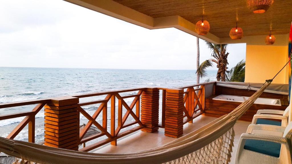 a hammock on a balcony overlooking the ocean at Hermosa Siute frente al mar en Tolu-Sucre in San Silvestre