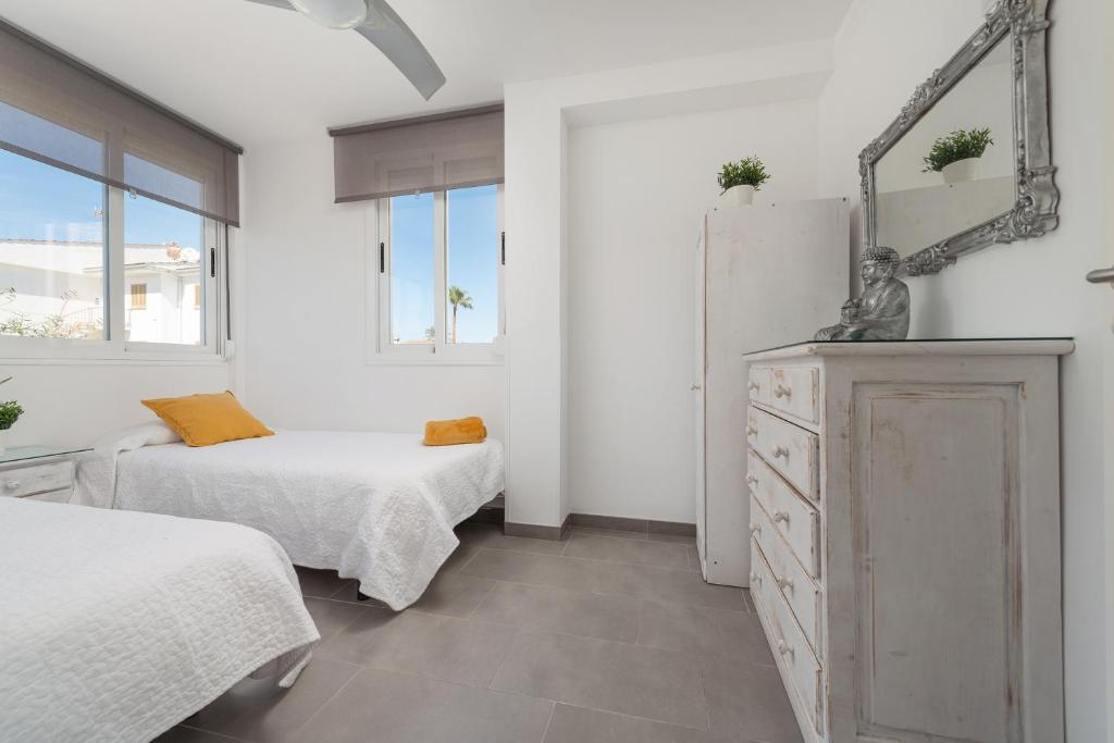 Posteľ alebo postele v izbe v ubytovaní Apartamento Concha junto a playa, CLAVELLS 1 1ER D