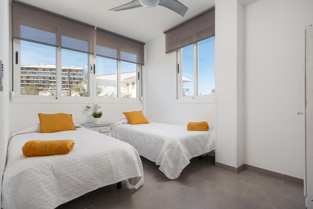 Posteľ alebo postele v izbe v ubytovaní Apartamento Concha junto a playa, CLAVELLS 1 1ER D