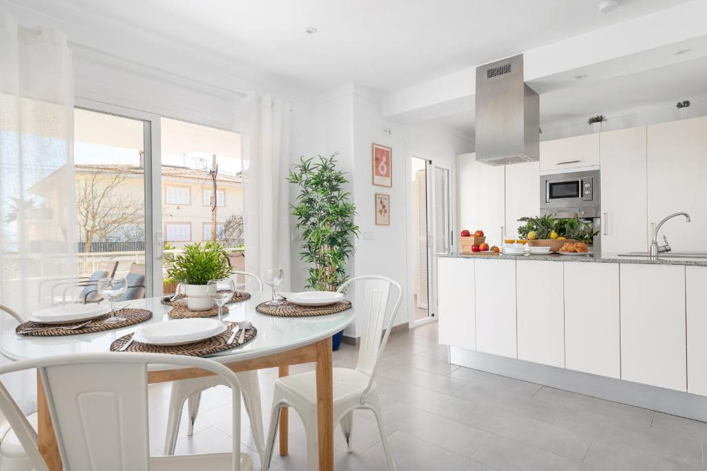 Kuchyňa alebo kuchynka v ubytovaní Apartamento Concha junto a playa, CLAVELLS 1 1ER D