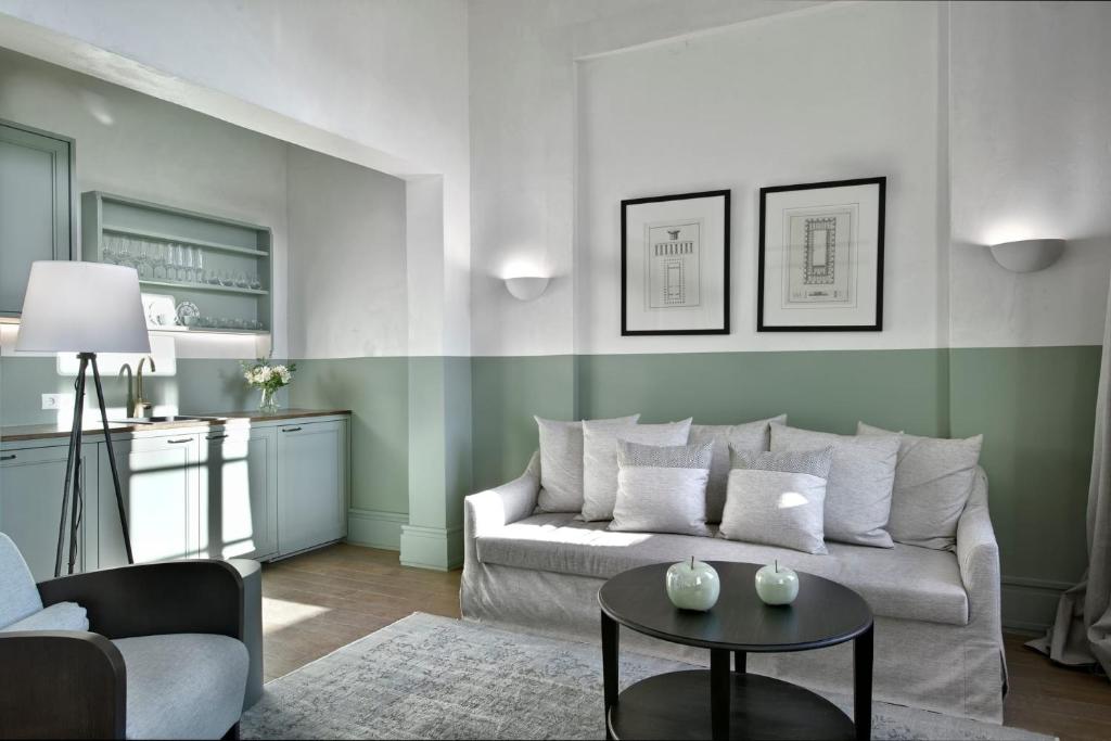 พื้นที่นั่งเล่นของ Gorgeous Athens Apartment | 2 Bedrooms | Apartment Sting | Balcony | Athinaidos