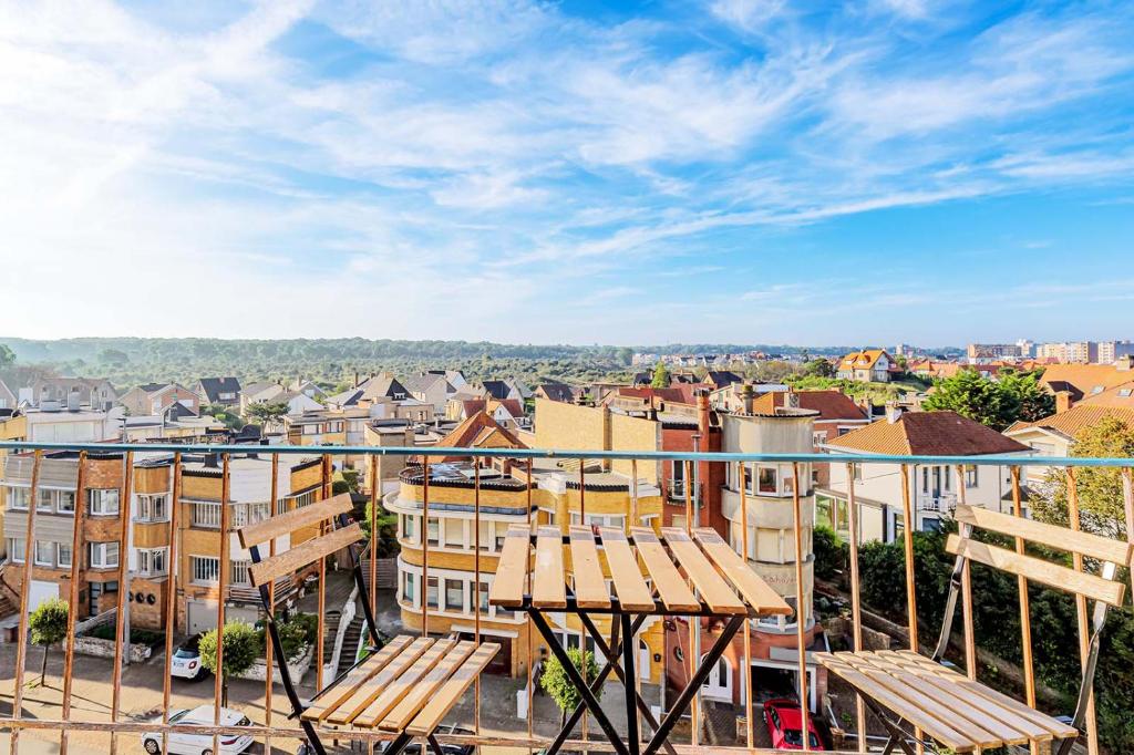 einen Balkon mit Stadtblick in der Unterkunft Caravelle 0501 in De Panne