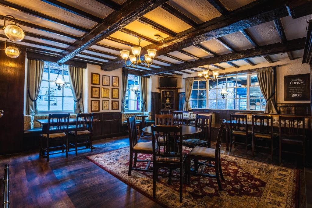 The Pied Bull - Resim 14