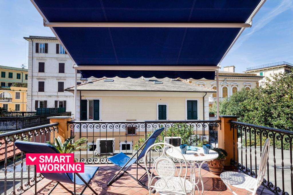 eine Terrasse mit einem Tisch und Stühlen auf dem Balkon in der Unterkunft In Fondo al Mar by Wonderful Italy in Santa Margherita Ligure