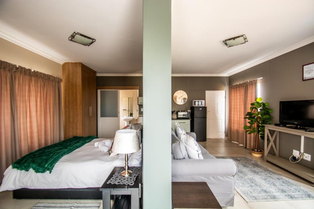 Langstrand的住宿－Long Beach Selfcatering Namibia，一间卧室设有一张床和一间客厅。
