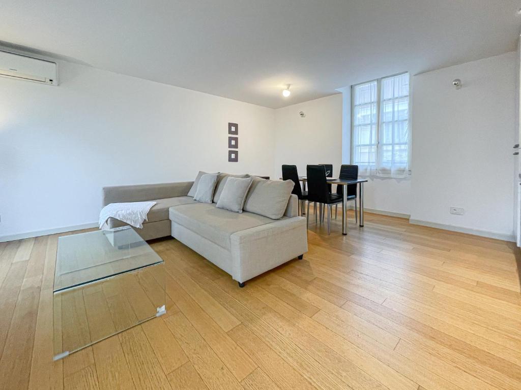 un salon avec un canapé et une table dans l'établissement Tony Allard By Winsome Destination 3D, à Cannes