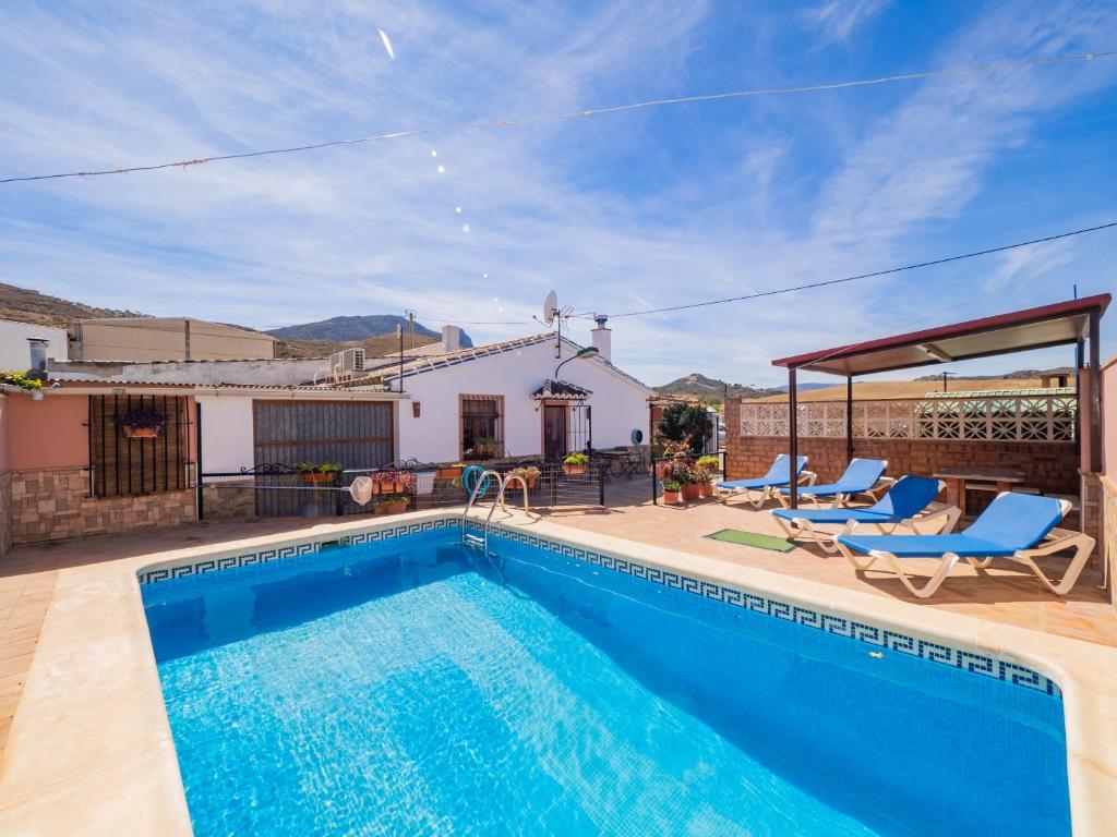 una villa con piscina e una casa di Cubo's Casa Rural Jose ad Ardales