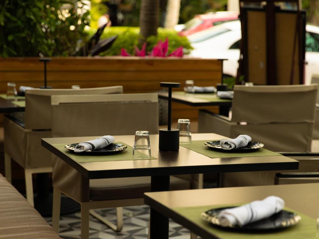 Um restaurante ou outro lugar para comer em Kimpton Angler’s Hotel South Beach by IHG
