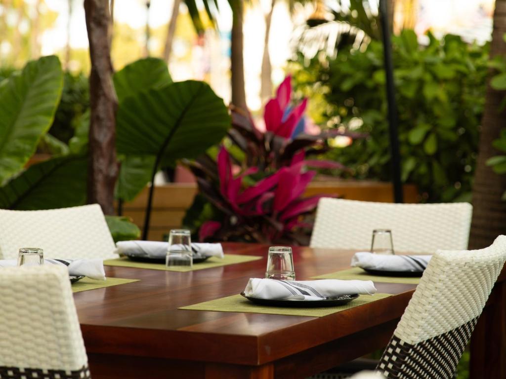 Um jardim em Kimpton Angler’s Hotel South Beach by IHG