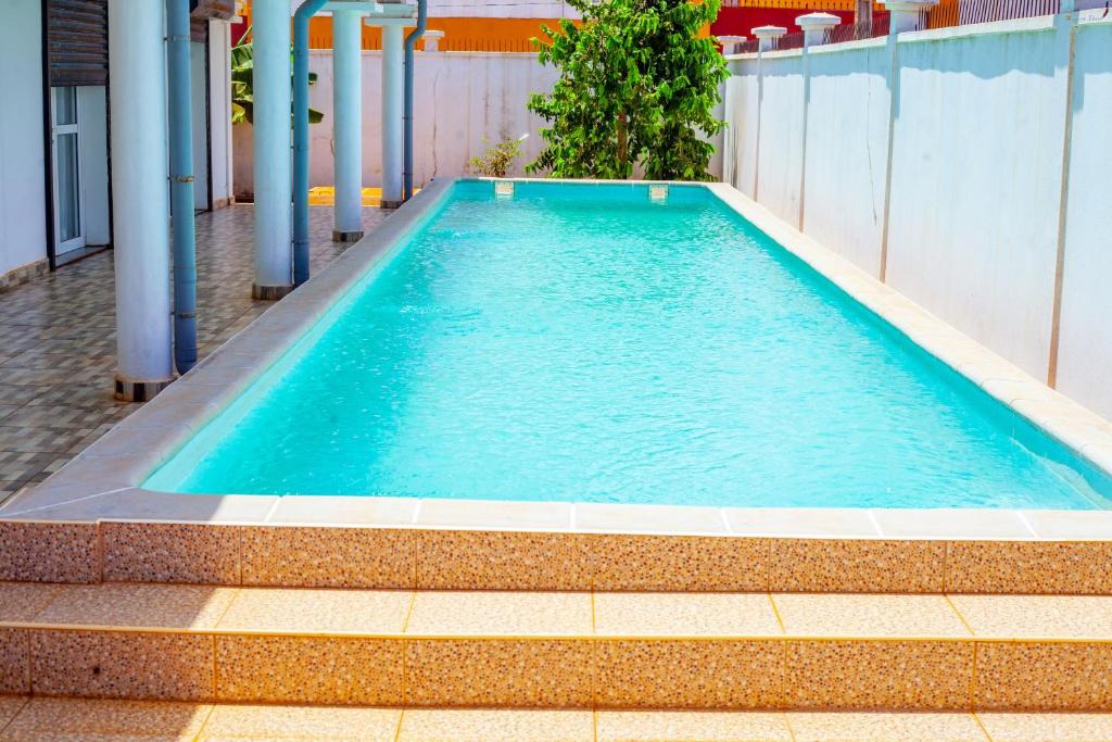 ein Pool mit blauem Wasser in einem Gebäude in der Unterkunft 3 bedrooms villa with private pool terrace and wifi at Antisiranana 5 km away from the beach in Antsiakambony