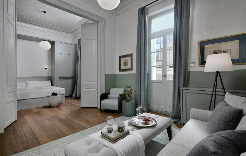 雅典的住宿－Exquisite Athens Apartment | 1 Bedroom | Apartment Metalicana | Balcony | Athinaidos，客厅配有沙发和桌子