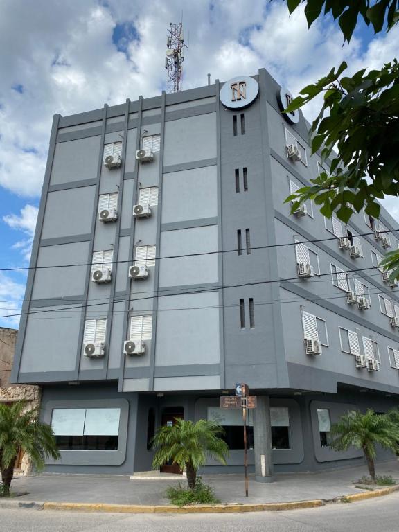 ein großes graues Gebäude mit einer Uhr drauf in der Unterkunft Hotel Nuevo Trento in La Banda