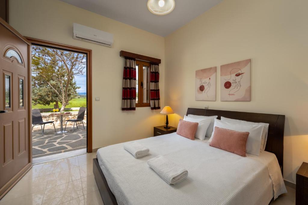 Postel nebo postele na pokoji v ubytování Hermes' Getaway Plimmiri