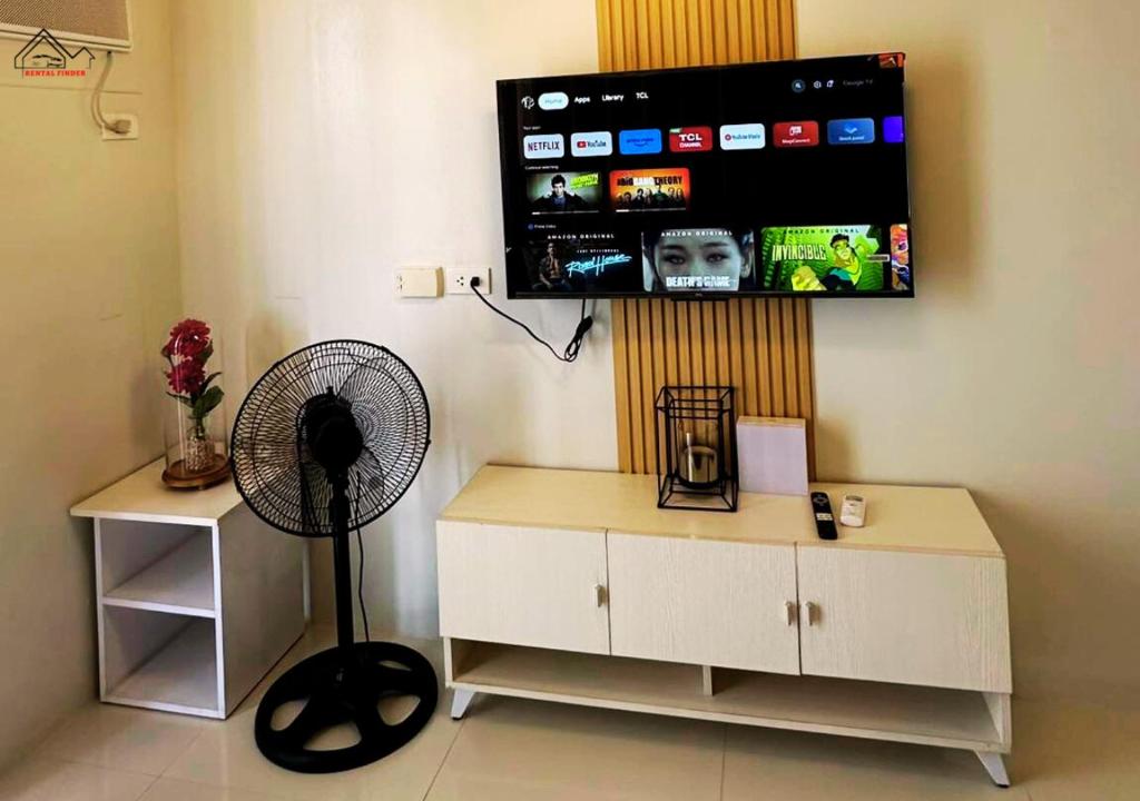 TV a/nebo společenská místnost v ubytování Puerto Princesa 1BR Relaxing Staycation with a Balcony, Car and Motorbike Rentals- B1 5Topaz