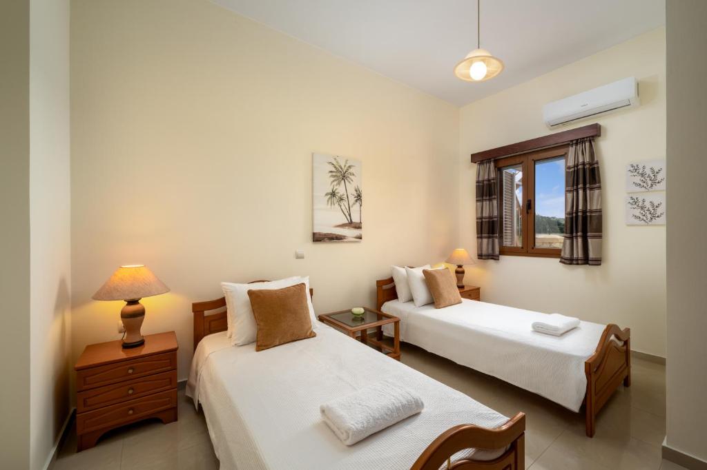 Postel nebo postele na pokoji v ubytování Hermes' Getaway Plimmiri
