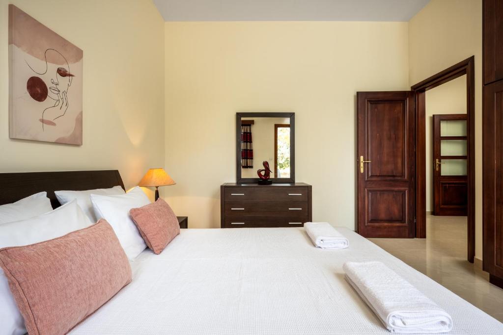 Postel nebo postele na pokoji v ubytování Hermes' Getaway Plimmiri