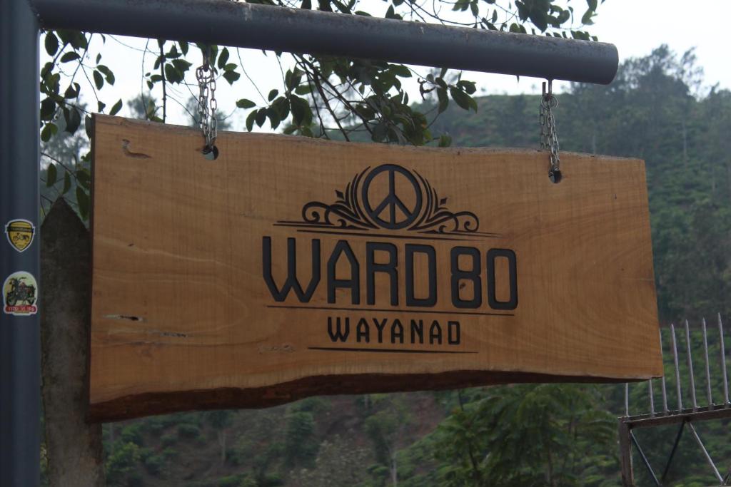 Znak z napisem Ward Wayne Md. w obiekcie Ward80 Wayanad w mieście Vythiri