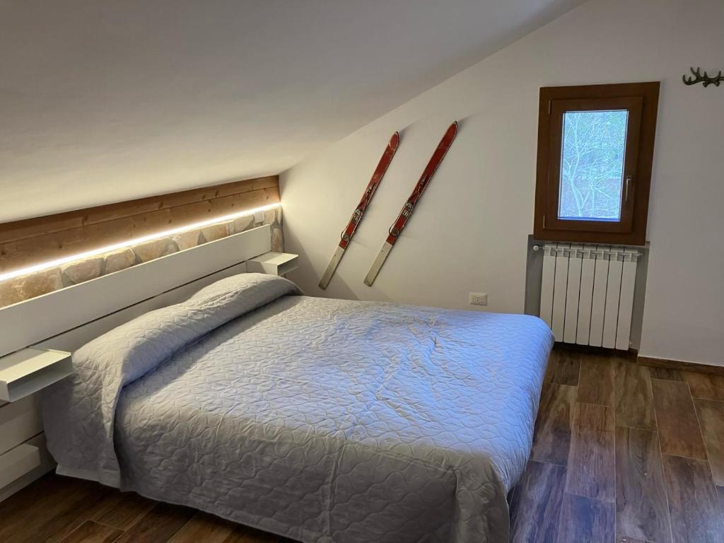 Un dormitorio con una cama grande y una ventana en La Baita Del Cervo, en Castel di Sangro