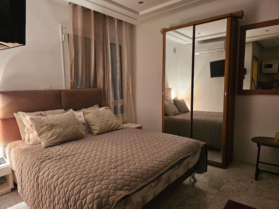 um quarto com uma cama grande e um espelho em Sweet Memories em Sousse