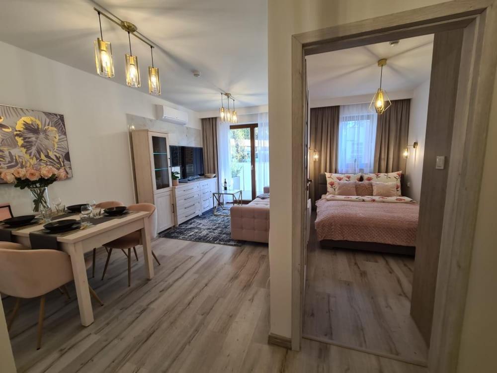 ein Schlafzimmer mit einem Bett, einem Tisch und einem Schreibtisch in der Unterkunft Nautikka Park Krynica Apartamenty Przy Plaży in Krynica Morska