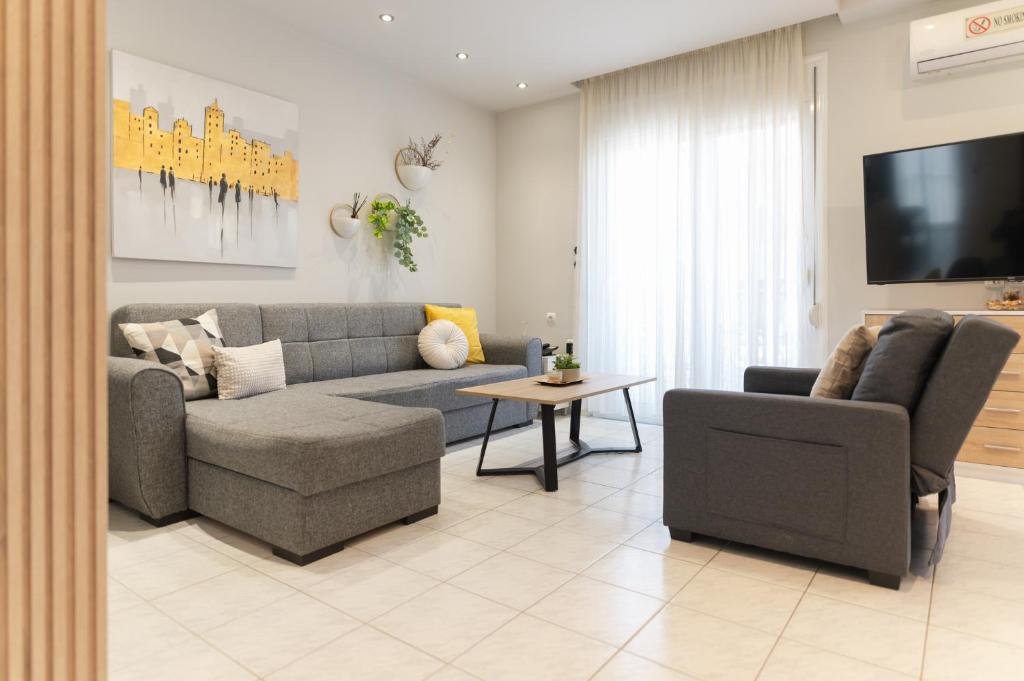 sala de estar con sofá y mesa en Magico Home City Heart Luxury Appartment, en Alexandroupoli